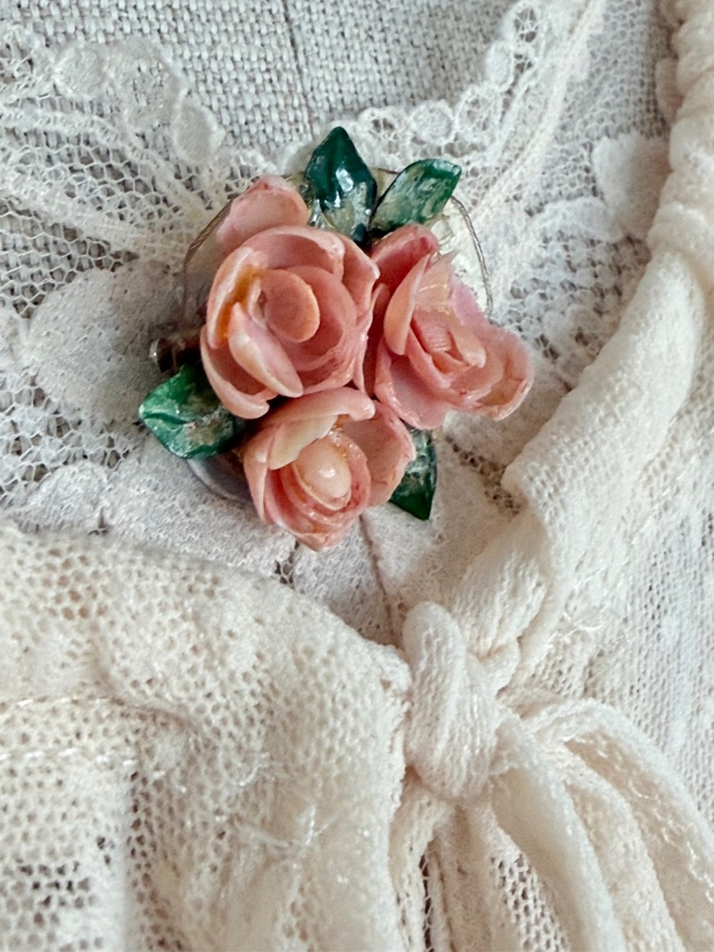Petite 1950s Shell Brooch